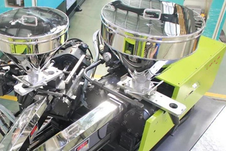 如何選擇混雙色注塑機(jī)?看完后漲知識!